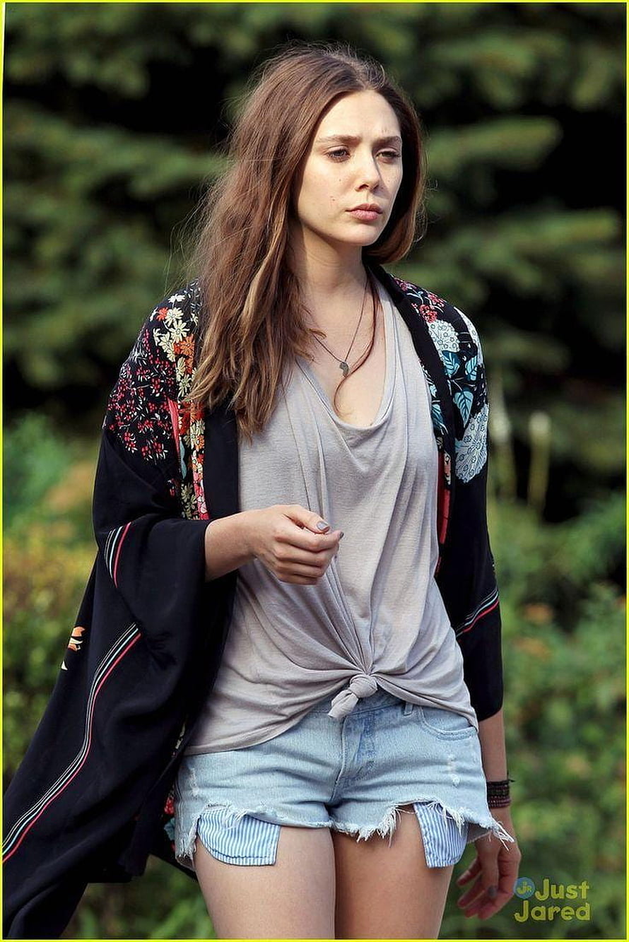 Elizabeth Olsen in Casual Summer Outfit with Floral Kimono and Denim Shorts HD phone wallpaper