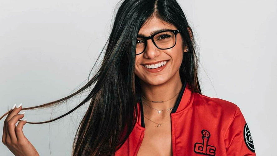 Smiling Woman With Glasses Wearing Red DC Shoes Bomber Jacket, Mia Khalifa HD wallpaper