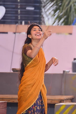 Aditi Rao Hydari Flying Kite In Yellow Saree HD phone wallpaper