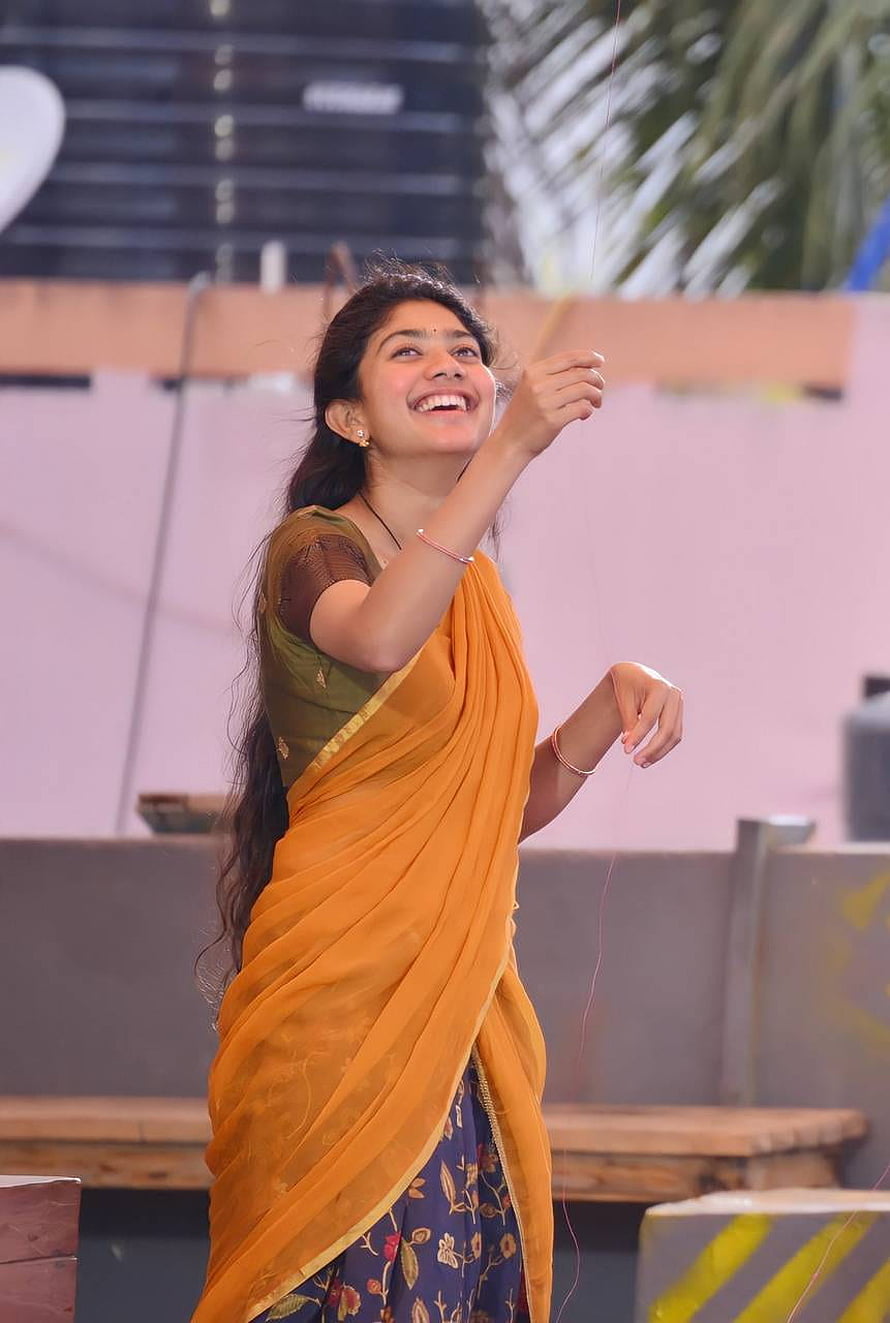 Aditi Rao Hydari Flying Kite In Yellow Saree HD phone wallpaper