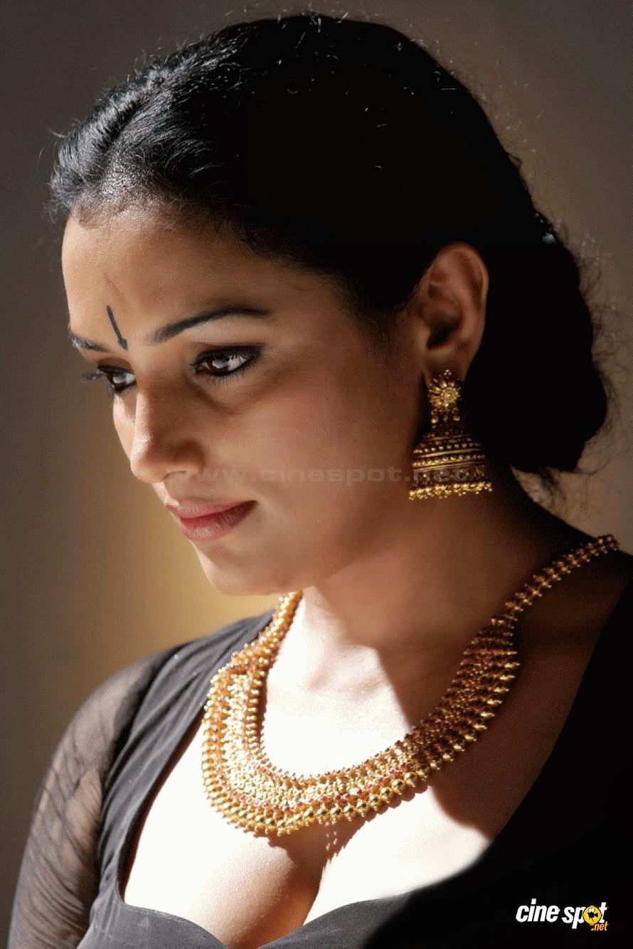 Portrait of Indian actress Vidya Balan wearing traditional gold jewelry and a black outfit HD phone wallpaper