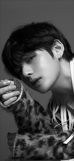 BTS V Kim Taehyung Black and White Portrait in Leopard Print Knitwear HD phone wallpaper