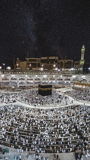 Night View of the Kaaba in Mecca with Starry Sky and Pilgrims HD phone wallpaper