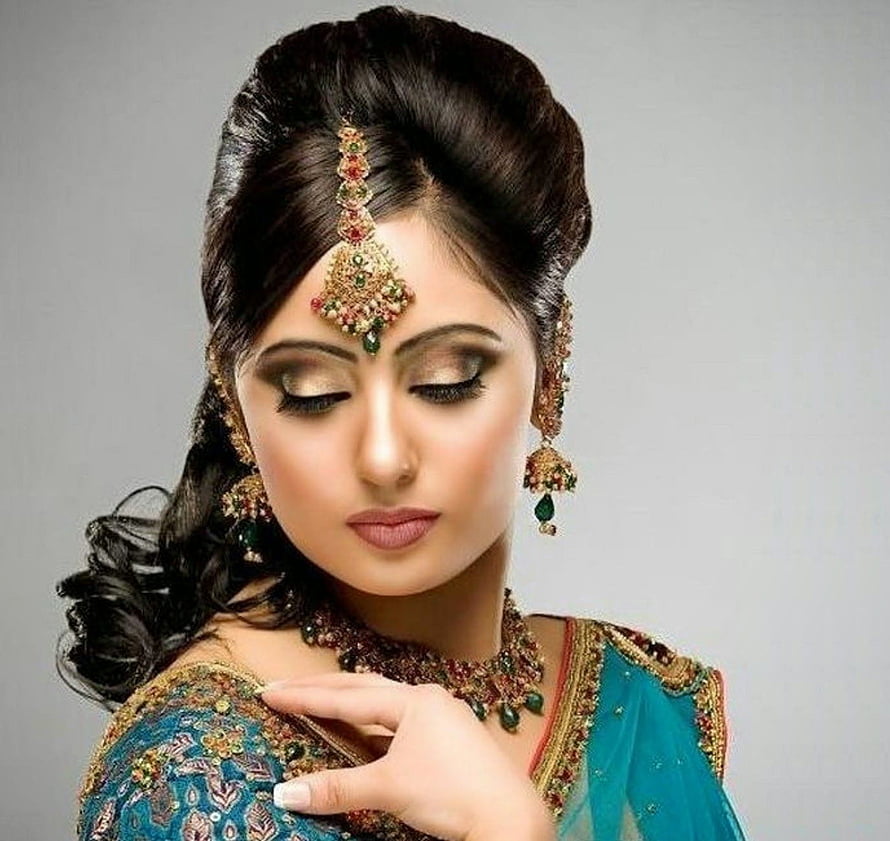 Elegant Indian Bridal Portrait With Traditional Jewelry And Teal Saree HD wallpaper