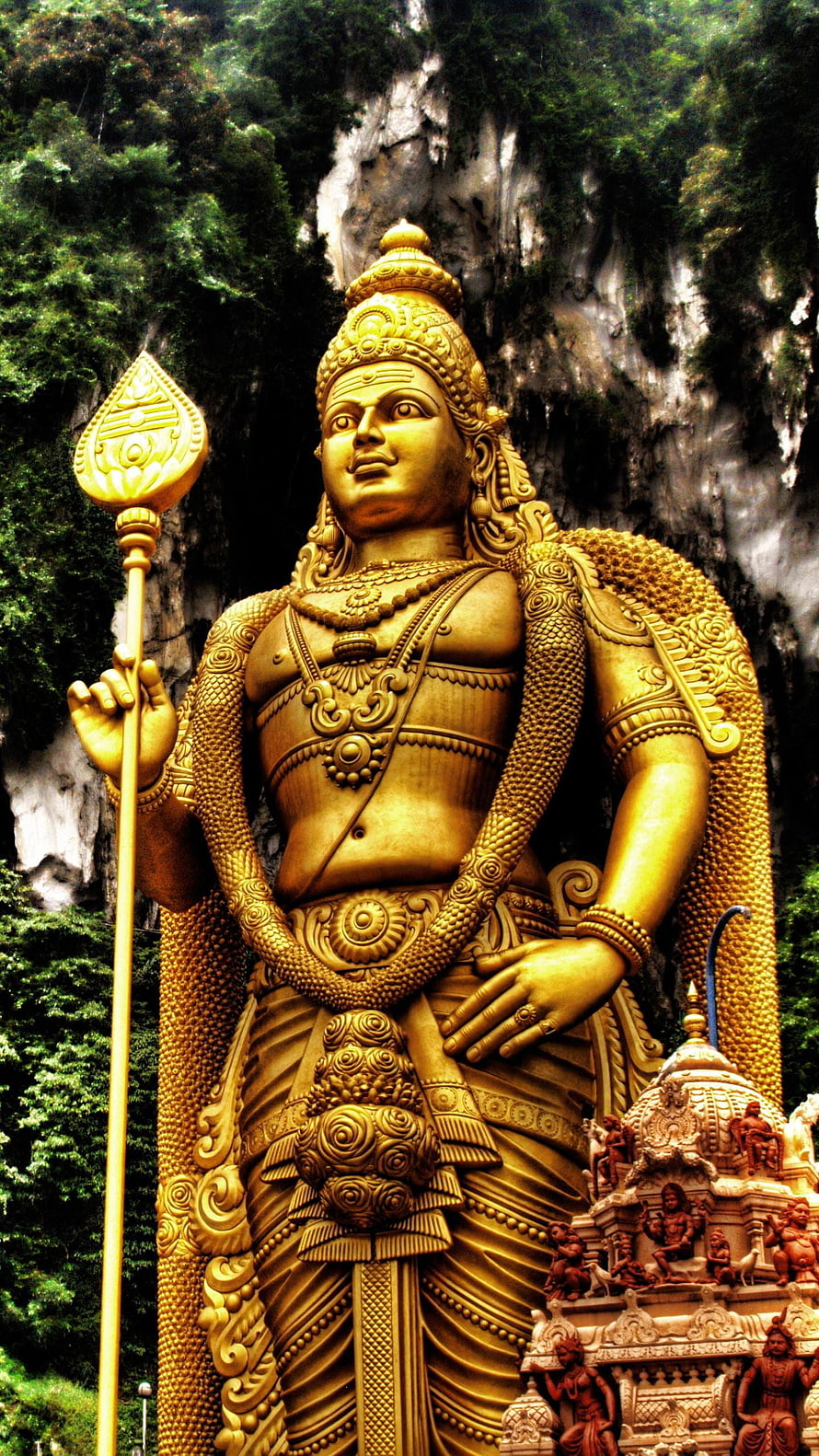 Giant Golden Murugan Statue at Batu Caves with Vandy and Lush Greenery HD phone wallpaper